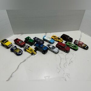 Hot Wheels Match Box Maisto Mixed Lot of 14 Vehicles Car Trucks